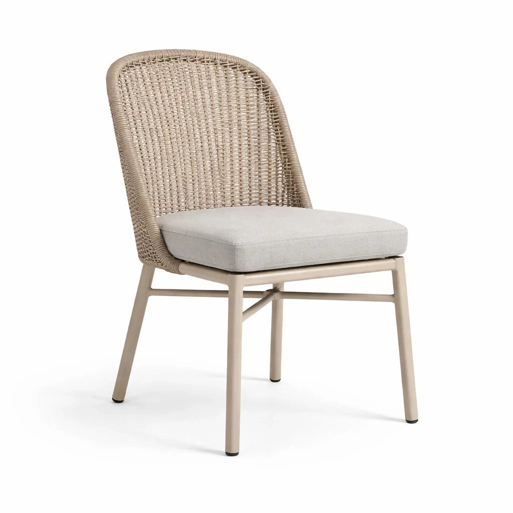 Sedia in rattan con struttura in metallo e cuscino in tessuto